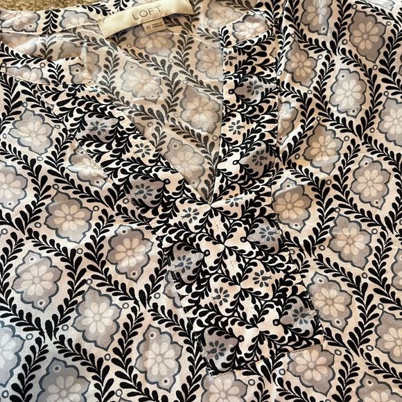 LOFT v-neck top - Picture 4 of 10